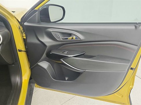 Certified 2024 Chevrolet Trax RS w/ Sunroof Package image 32