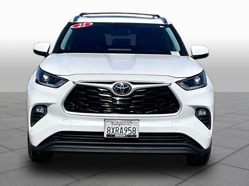 Used 2021 Toyota Highlander XLE AWD/4WD image 3