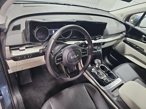 Used 2024 Kia Carnival EX FWD image 16