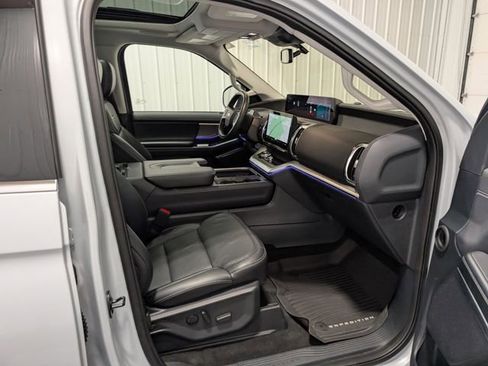 Used 2025 Ford Expedition Platinum w/ Driver's Package AWD/4WD image 32