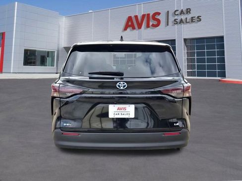 Used 2025 Toyota Sienna LE image 9