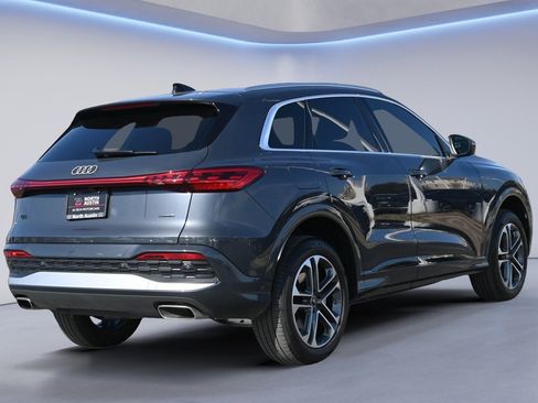 Used 2025 Audi Q5 Premium w/ Convenience Package image 2