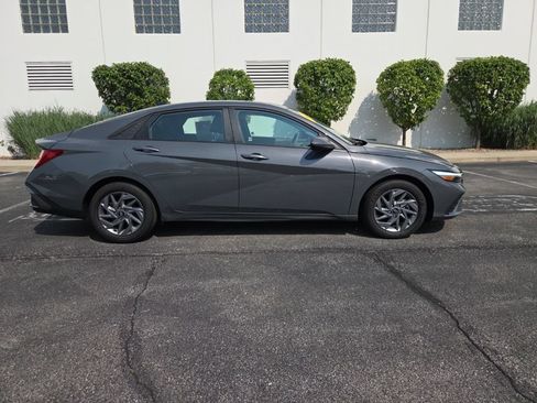 Used 2025 Hyundai Elantra Hybrid FWD image 9