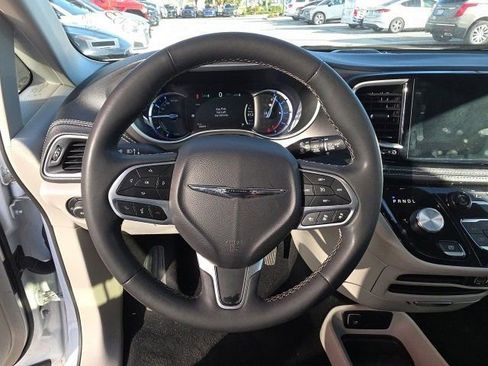 Used 2024 Chrysler Pacifica Select image 17