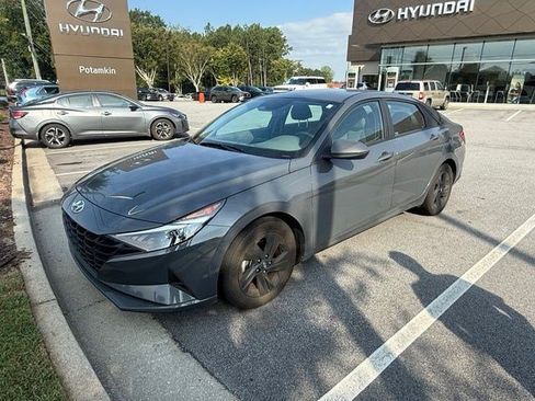 Used 2023 Hyundai Elantra SEL FWD image 2
