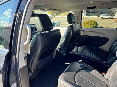 Used 2021 Chrysler Pacifica Touring-L FWD image 46