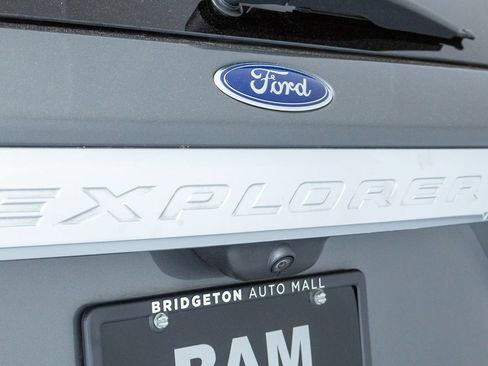 Used 2023 Ford Explorer XLT w/ Equipment Group 202A AWD/4WD image 31