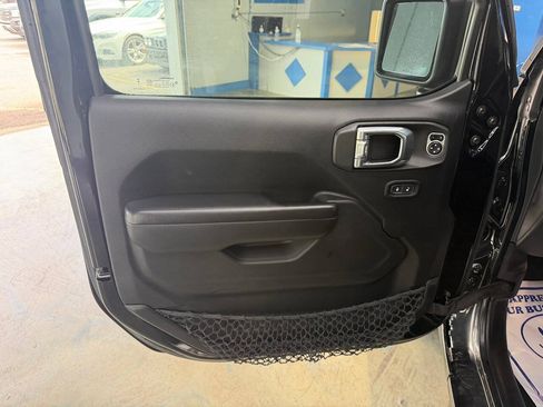Used 2020 Jeep Gladiator Sport w/ Technology Group AWD/4WD image 15