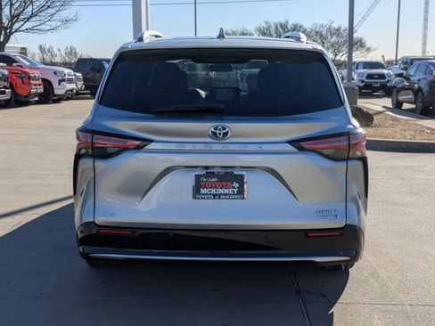 Used 2023 Toyota Sienna Limited image 7