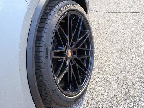 Certified 2025 Porsche Macan 4S Electric AWD/4WD image 40