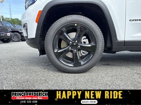 New 2025 Jeep Grand Cherokee L Limited w/ Black Appearance Package image 9