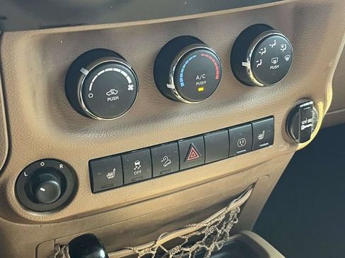 Used 2013 Jeep Wrangler Unlimited Rubicon w/ Connectivity Group AWD/4WD image 29