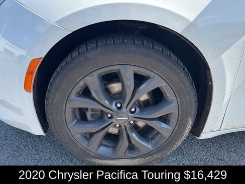 Used 2020 Chrysler Pacifica Touring w/ S Appearance Package image 9