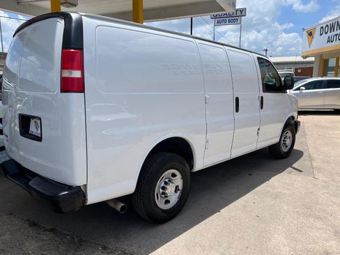 Used 2018 Chevrolet Express 2500 RWD image 6