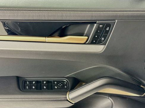 Certified 2024 Porsche Cayenne AWD/4WD image 11