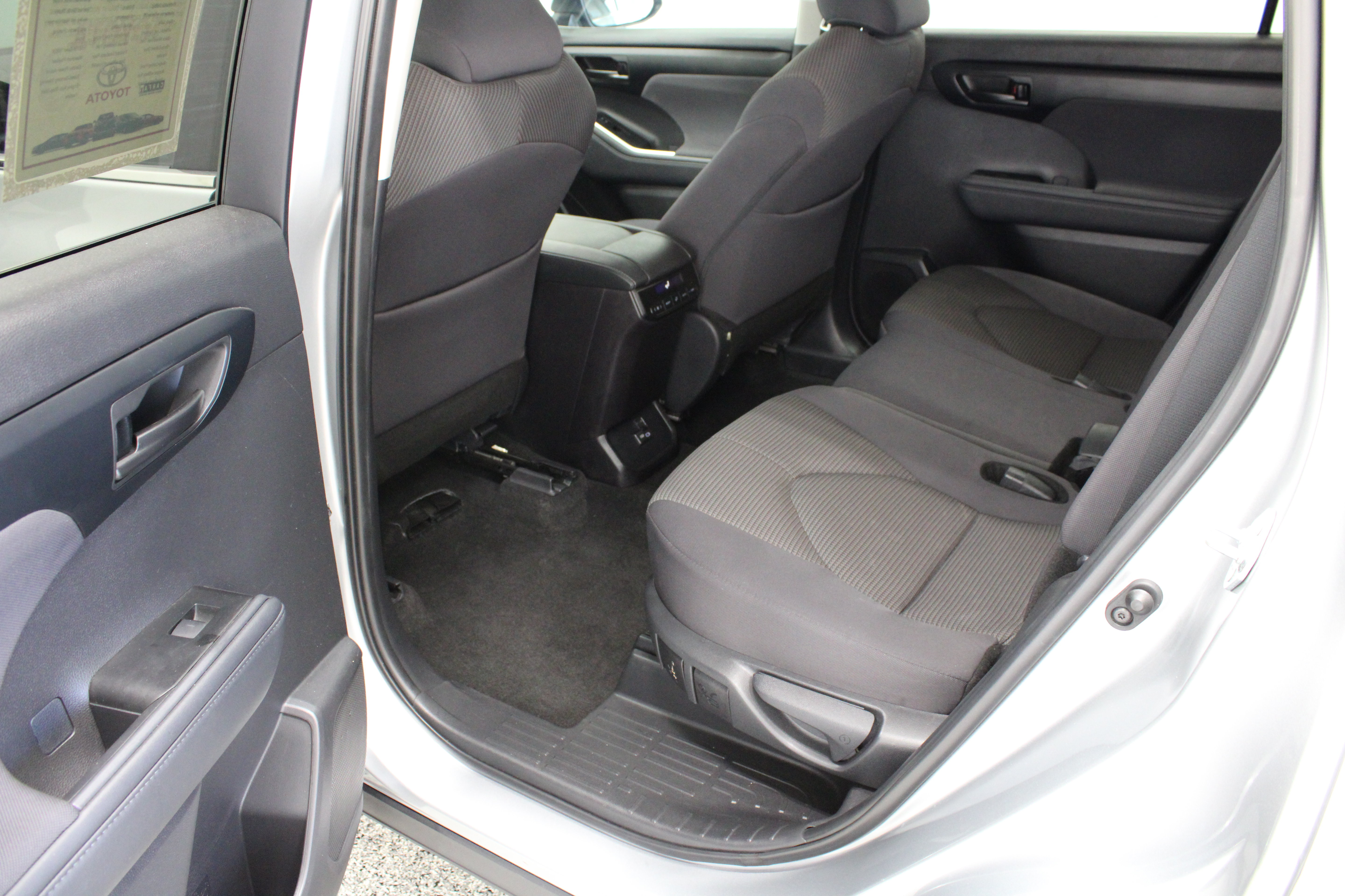 Used 2025 Toyota Highlander LE FWD image 27