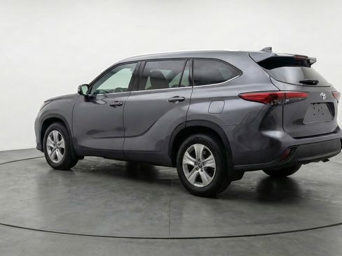 Used 2025 Toyota Highlander LE image 6