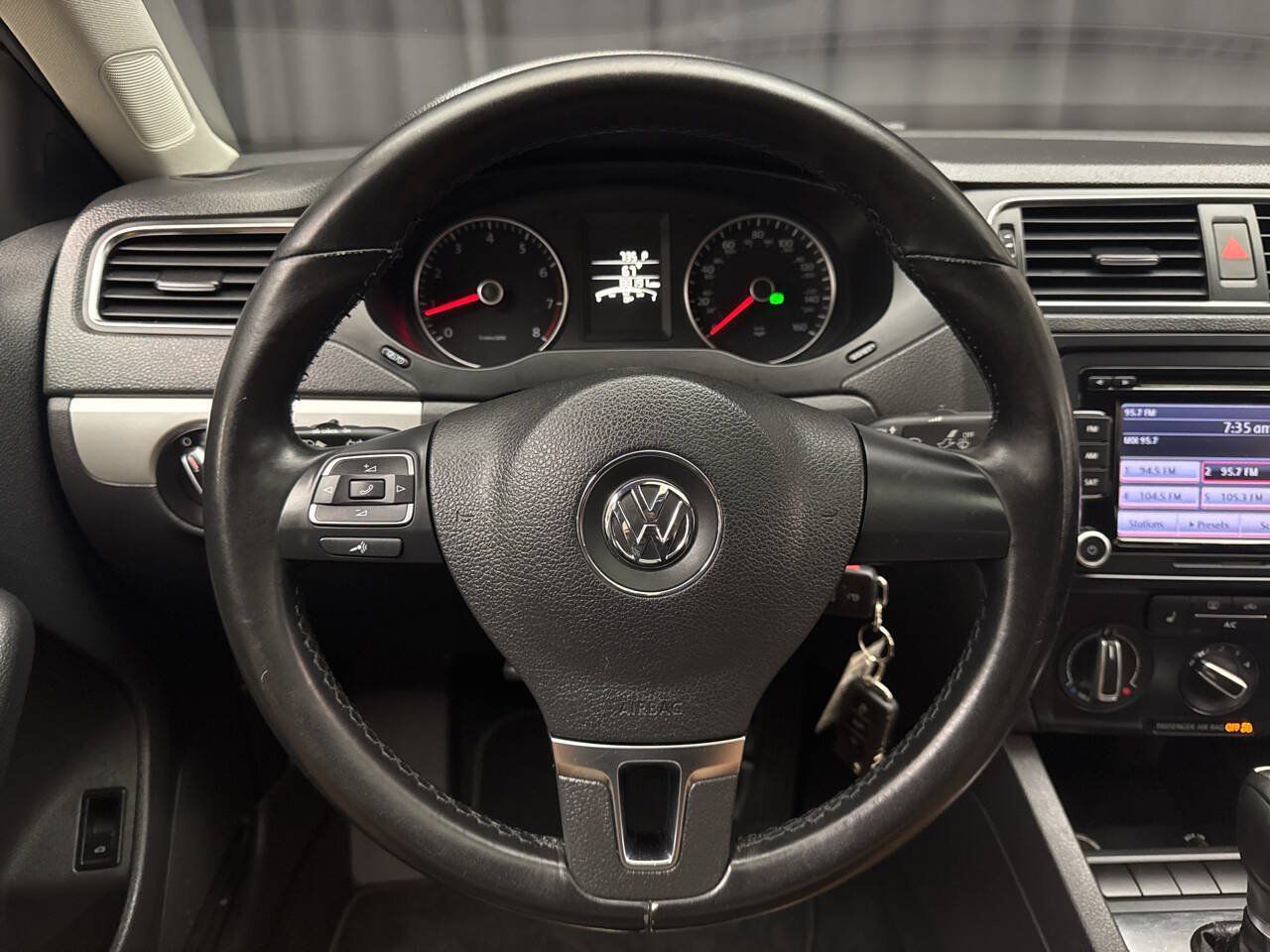 Used 2013 Volkswagen Jetta SE FWD image 12