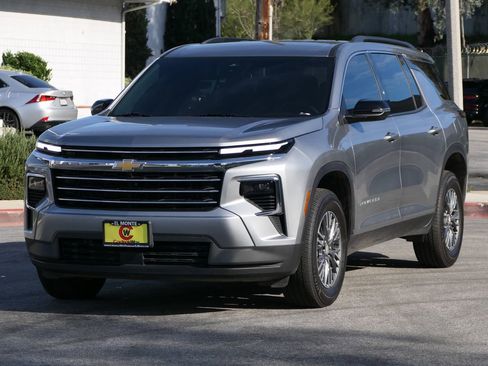 Used 2025 Chevrolet Traverse LT image 7