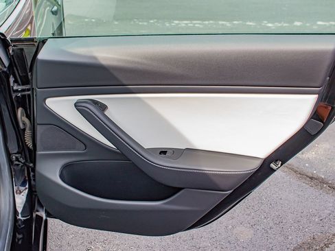 Used 2020 Tesla Model 3 Standard Range Plus RWD image 19