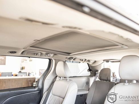 Used 2019 Toyota Sienna Limited image 32