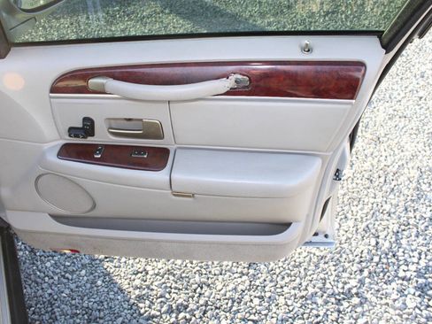 Used 2005 Lincoln Town Car Signature image 19