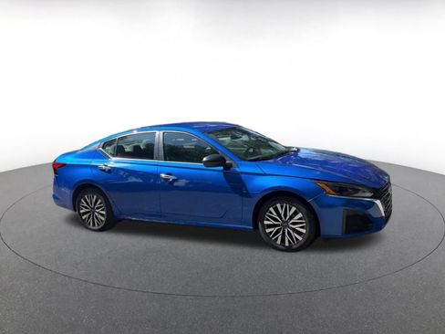 Used 2025 Nissan Altima 2.5 SV FWD image 2