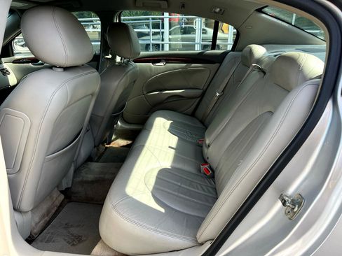 Used 2010 Buick Lucerne CXL image 12