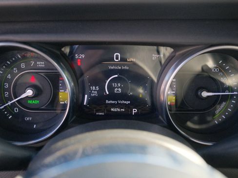Used 2022 Jeep Wrangler Unlimited Sahara w/ Cold Weather Group AWD/4WD image 15