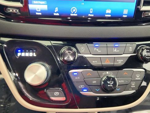 Used 2023 Chrysler Pacifica Touring-L FWD image 26