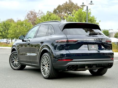 Used 2022 Porsche Cayenne Platinum Edition image 2
