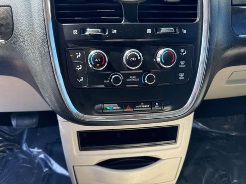 Used 2016 Chrysler Town & Country LX image 29