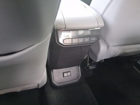 Used 2024 Toyota Highlander XLE AWD/4WD image 23