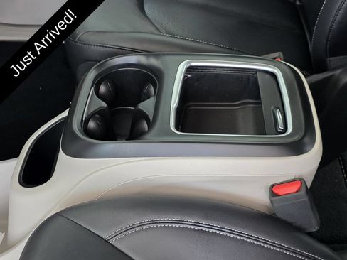 Used 2024 Chrysler Pacifica Touring-L FWD image 8
