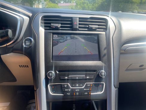 Used 2018 Ford Fusion SE FWD image 18