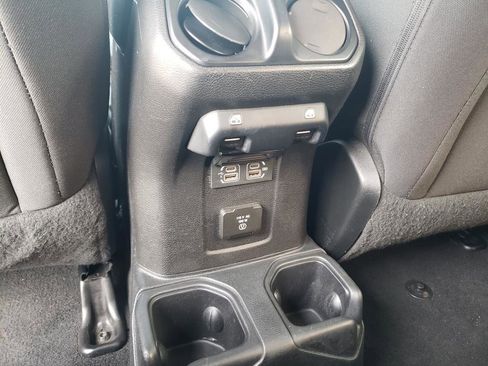 Used 2018 Jeep Wrangler Unlimited Sahara image 20