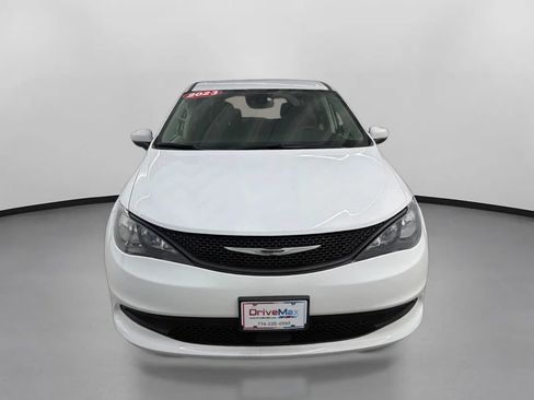 Used 2023 Chrysler Voyager LX FWD image 2