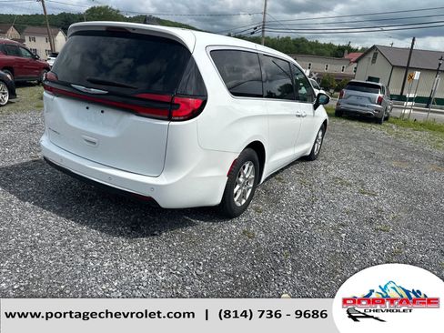 Used 2023 Chrysler Pacifica Touring-L FWD image 5