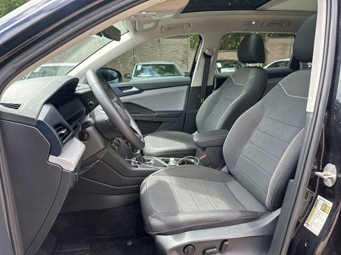 Used 2023 Volkswagen Taos SE w/ Panoramic Sunroof Package FWD image 12
