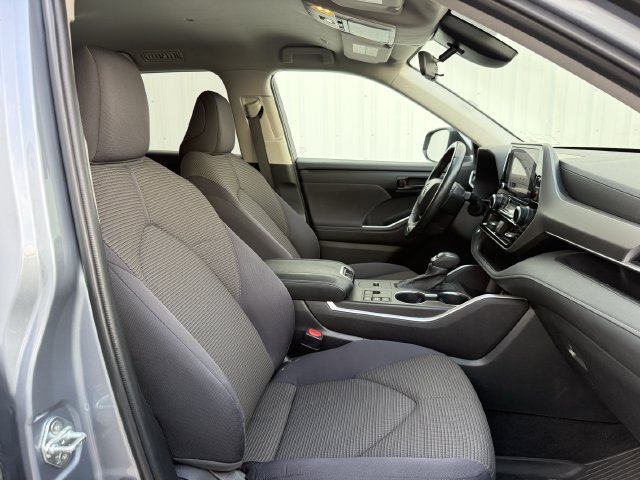 Used 2023 Toyota Highlander LE FWD image 30