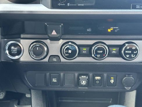 Used 2018 Toyota Tacoma TRD Sport AWD/4WD image 33