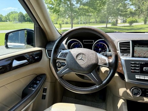 Used 2013 Mercedes-Benz GL 450 4MATIC w/ Premium 1 Pkg image 11