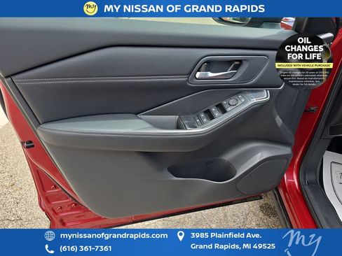 Used 2024 Nissan Rogue SV w/ SV Premium Package AWD/4WD image 11