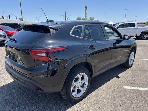 Used 2025 Chevrolet Trax LS w/ LS Convenience Package FWD image 4