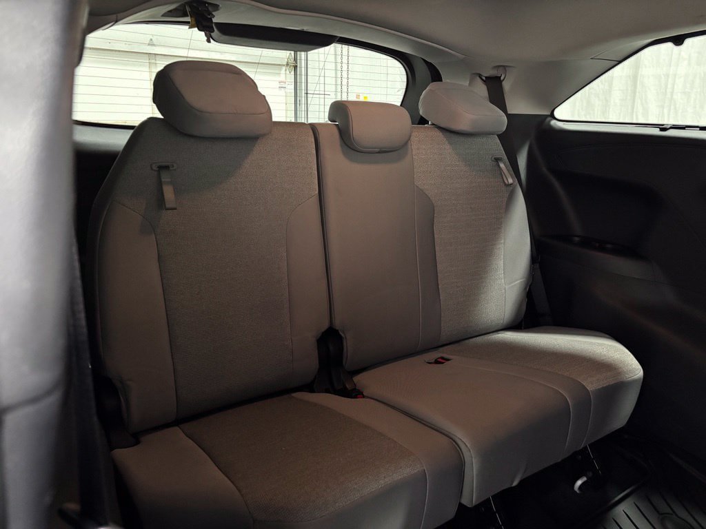 Used 2026 Toyota Sienna LE FWD image 60
