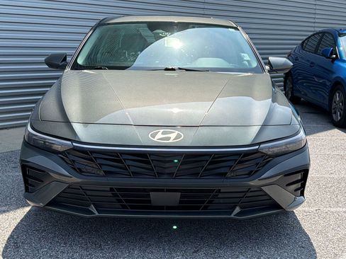 Used 2025 Hyundai Elantra SEL w/ Cargo Package FWD image 4