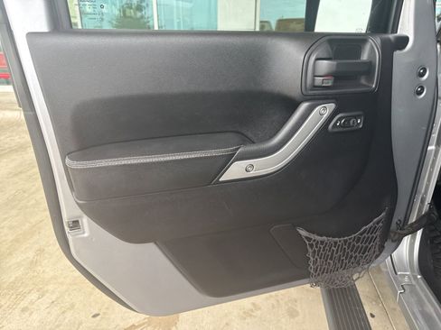 Used 2016 Jeep Wrangler Unlimited Rubicon image 13