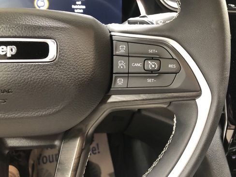 Used 2025 Jeep Grand Cherokee Limited image 23