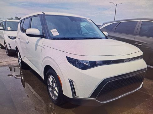 Used 2025 Kia Soul LX w/ LX Technology Package image 3