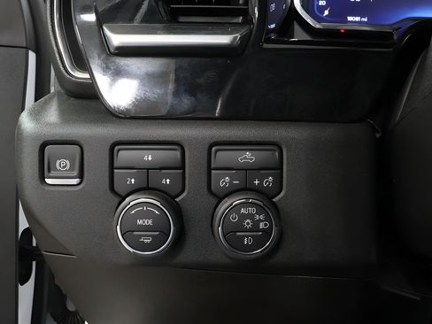 Used 2025 Chevrolet Silverado 2500 LT w/ Convenience Package AWD/4WD image 17